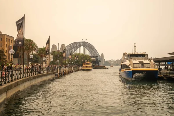 Hazy afternoon overlooking Sydney Harbour Bridge due to the recent bush fires. — Stock Photo, Image