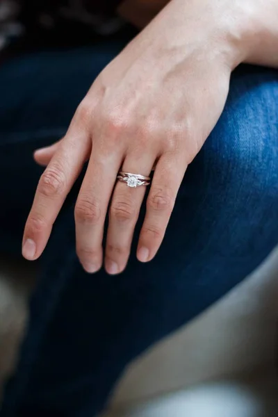 婚約指輪付きの人の手の垂直ショット — ストック写真