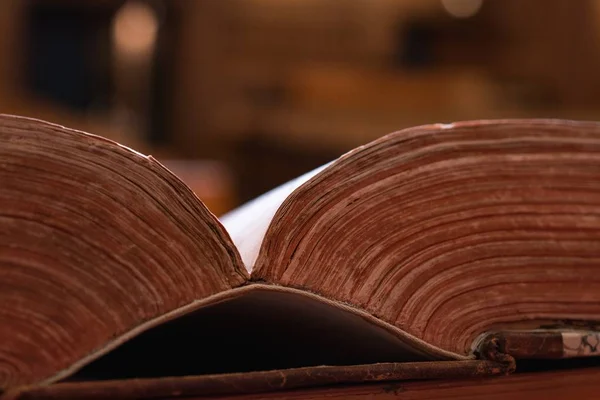 Een Close Opname Van Een Open Verweerd Boek Een Wazige — Stockfoto