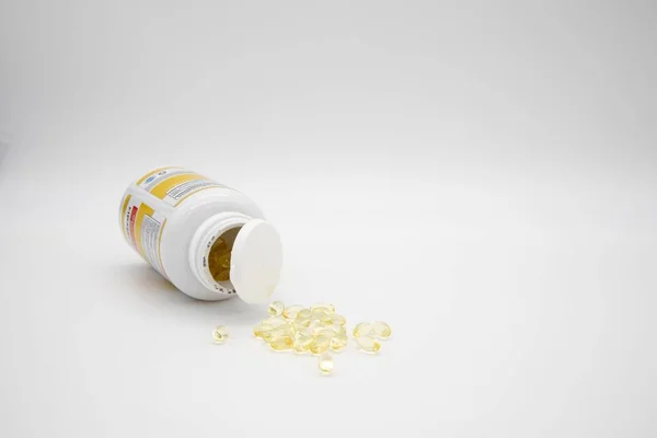 Kapszulák / tabletták / tabletták fehér alapon izolálva — Stock Fotó