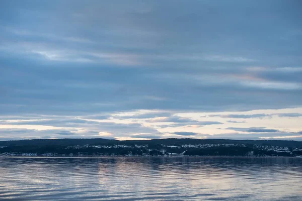 Schöne Landschaft der Wolken, die sich auf dem Meer spiegeln - ideal für Hintergrund oder Tapete — Stockfoto