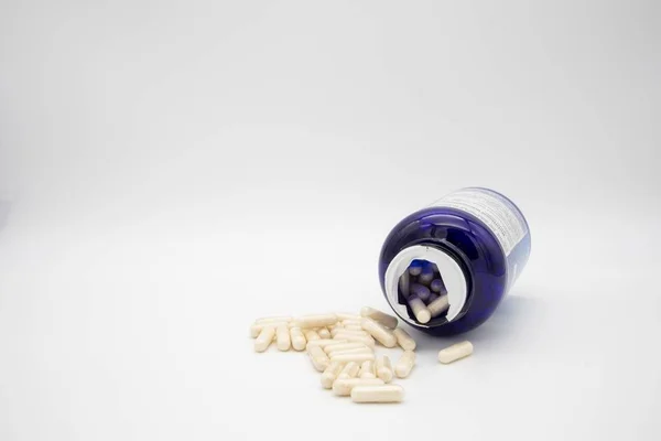 Capsules / pillen / tabletten geïsoleerd tegen een witte achtergrond — Stockfoto