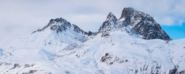 フランスの雪に覆われた美しい岩の山のパノラマ写真 — ストック写真
