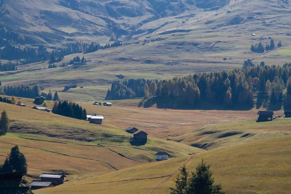 Een Hoge Hoek Shot Van Gebouwen Grasachtige Heuvels Dolomiet Italie — Stockfoto