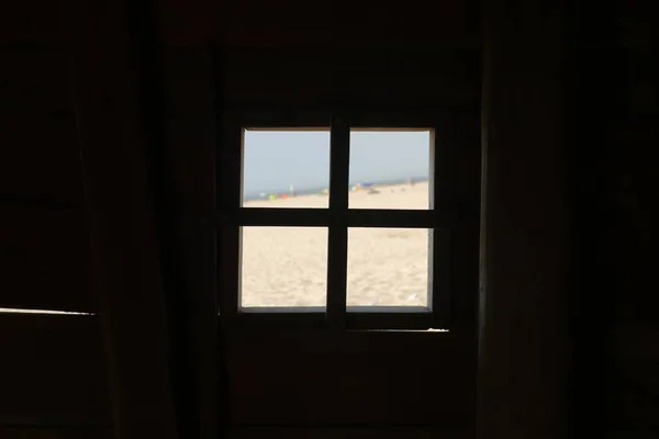 Silhueta Uma Janela Quadrada Prédio Com Vista Para Praia — Fotografia de Stock