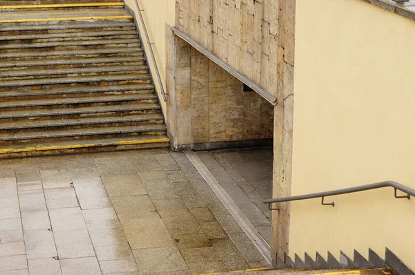 Foto de alto ángulo de una escalera adoquinada que conduce al metro. —  Fotos de Stock