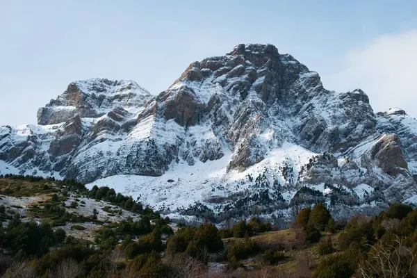 Een Prachtig Bereik Van Hoge Rotsachtige Bergen Bedekt Met Sneeuw — Stockfoto