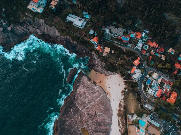 Luchtfoto van een strand met veel gebouwen aan de kust in Rio de Janeiro — Stockfoto