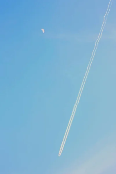 Tiro Vertical Céu Bonito Azul Com Trilhas Motor Avião Meia — Fotografia de Stock