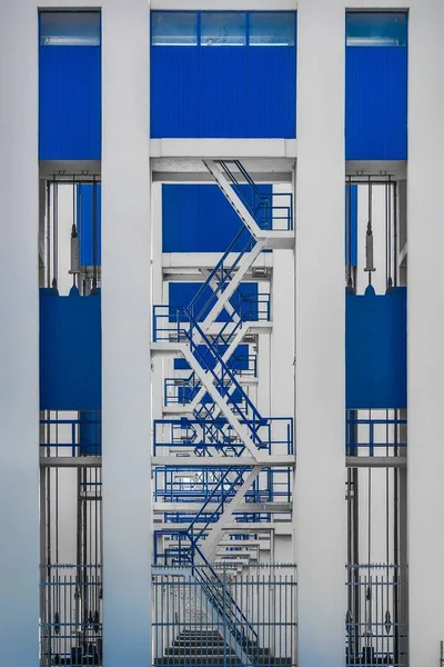 Tiro Vertical Escadas Nos Edifícios — Fotografia de Stock
