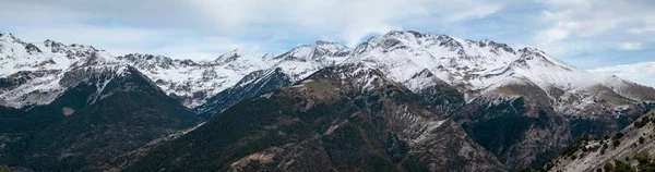 Panoramic Shot Beautiful Rocky Mountain Range Covered Snow Cloudy Sky — 스톡 사진