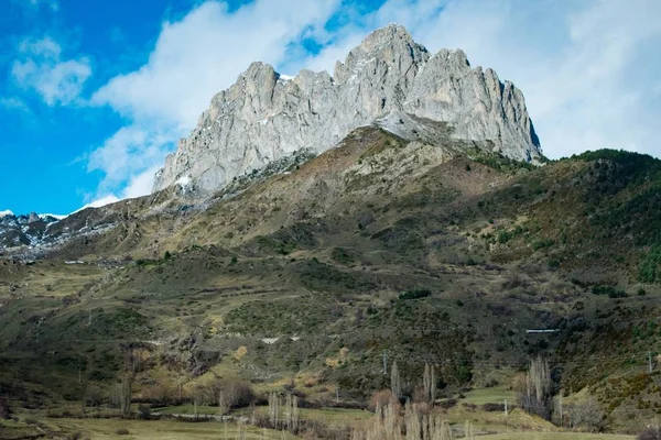 Low Angle Shot High Rocky Cliff Top Mountain Cloudy Sky — Stockfoto