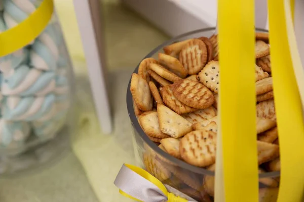 Een Close Van Crackers Een Kom Tafel Met Een Wazige — Stockfoto