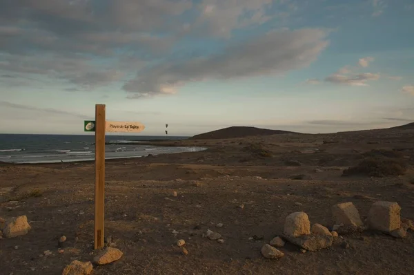 Tenerife 'deki Tejitas plajında bir tabela. — Stok fotoğraf