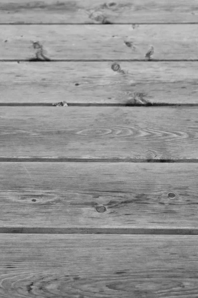 Verticale hoge hoek opname van een houten ondergrond met horizontaal geplaatste tegels — Stockfoto