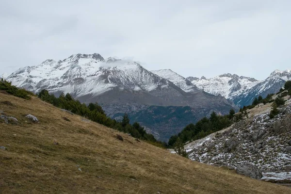 Beautiful Range High Rocky Mountains Covered Snow Daytime — Stok fotoğraf