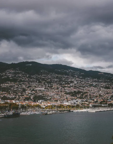 Plan Vertical Bâtiments Sur Montagne Sous Ciel Nuageux Funchal Madère — Photo