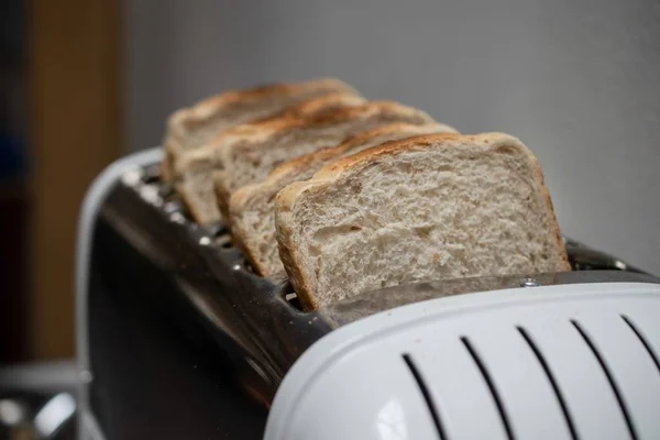 Närbild skott av rostat bröd i en brödrost med en suddig bakgrund — Stockfoto