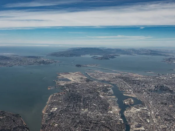 纵观旧金山湾 朝著城市的方向望去 是以奥克兰为前景的金门 — 图库照片