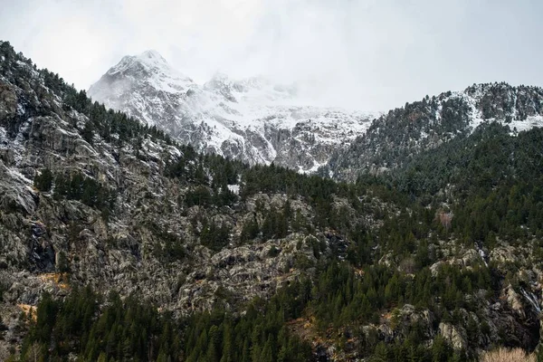 Una Hermosa Cordillera Cubierta Nieve Envuelta Niebla Ideal Para Fondo — Foto de Stock