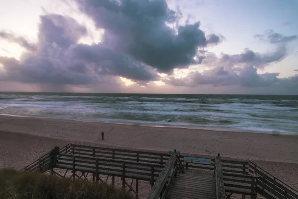 Пляж Покрытый Зеленью Окруженный Морем Облачным Небом Острове Сылт Германии — стоковое фото