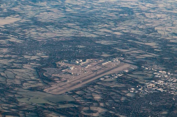 Vista aérea del aeropuerto de Londres Gatwick (LGW) desde el suroeste — Foto de Stock