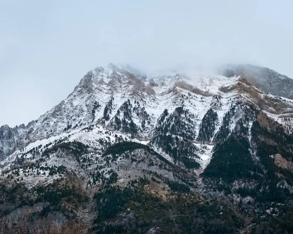 Una Hermosa Gama Altas Montañas Rocosas Cubiertas Nieve Durante Día —  Fotos de Stock