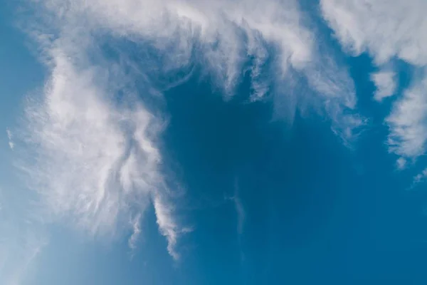 Nízký úhel záběru modré oblačné oblohy — Stock fotografie