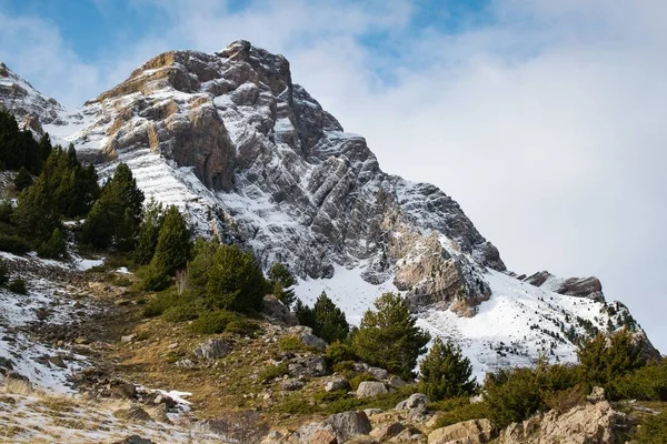Een Prachtige Bergketen Bedekt Met Sneeuw Omhuld Door Mist Geweldig — Stockfoto