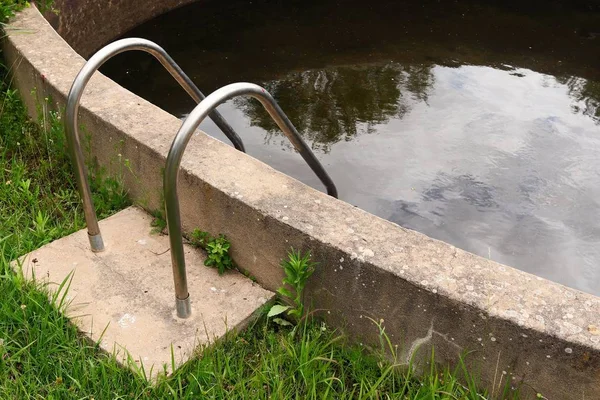 Een Metalen Ladder Peiling Een Grasveld — Stockfoto