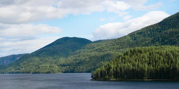 Beautiful Scenery Lake Surrounded Green Mountains Cloudy Sky — Stok fotoğraf