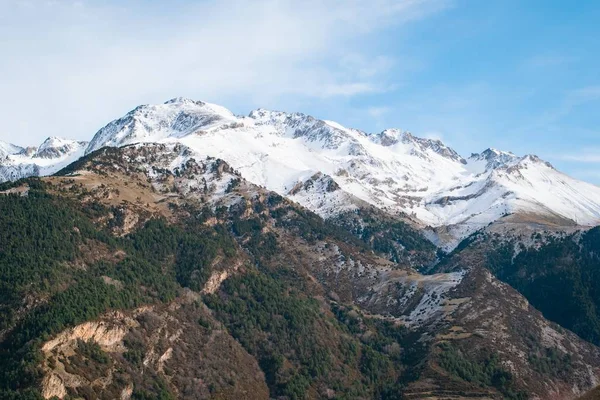 Een Reeks Hoge Rotsachtige Bergen Bedekt Met Sneeuw Onder Bewolkte — Stockfoto