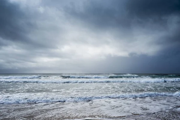 在乌云下狂浪汹涌的大海 — 图库照片