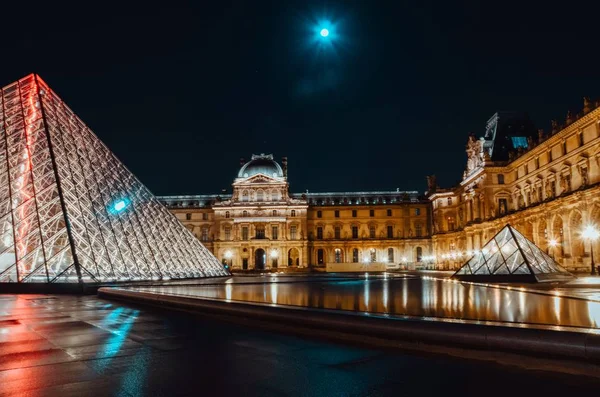 Hermoso Paisaje Del Iluminado Louvre Por Noche Francia — Foto de Stock