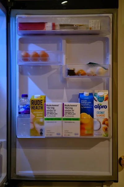 Домашній холодильник з ін "єкціями тоцилізумабу, що зберігаються всередині. — стокове фото
