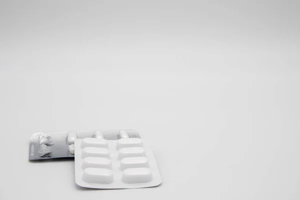 Capsules/pills/tablets isolated against a white background — 스톡 사진