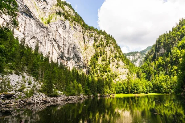 Jezioro Toplitz Austrii Otoczone Zielonymi Wzgórzami Pod Zachmurzonym Niebem — Zdjęcie stockowe