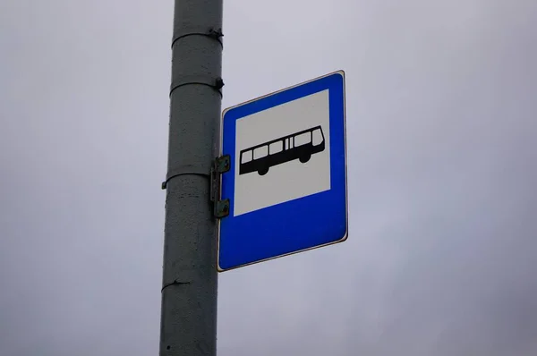 Primo piano di un cartello stradale che indica la fermata dell'autobus — Foto Stock