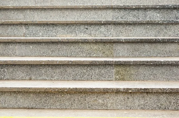 Cerrar el tiro en ángulo bajo de escaleras adoquinadas al aire libre. —  Fotos de Stock