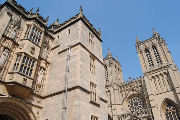 Бристольський собор і брама абатства Брістоль, Англія. 20 травня 2018. — стокове фото