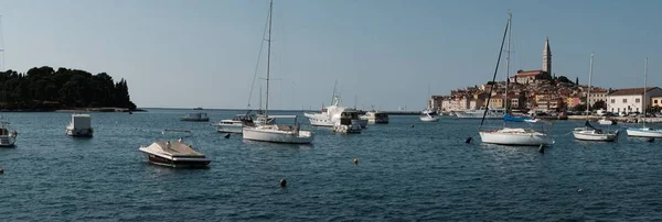 Rovinj waktu musim panas di pantai laut Kroasia — Stok Foto