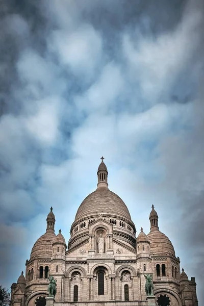 Vertikal låg vinkel skott av basilikan i det heliga hjärtat av Paris i Paris, Frankrike — Stockfoto