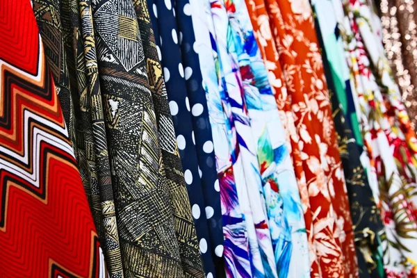 Les Rouleaux Tissu Tissus Colorés Floraux Dans Une Boutique — Photo