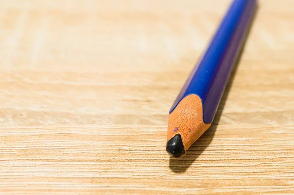 Eine Nahaufnahme Eines Blauen Bleistifts Auf Einer Holzoberfläche — Stockfoto