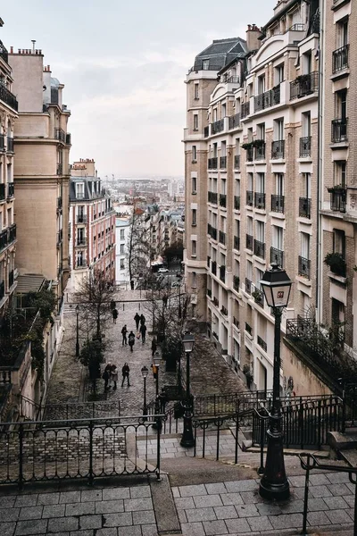 Vertikale Hochwinkelaufnahme der Basilika des Heiligen Herzens von Paris in Montmartre, Paris, Frankreich — Stockfoto