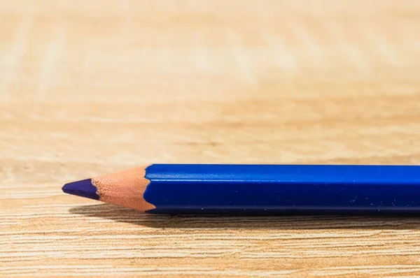 Primer Plano Lápiz Azul Sobre Una Superficie Madera — Foto de Stock