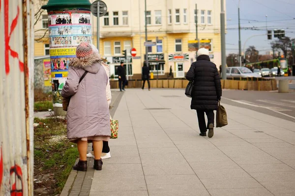 Mulheres idosas em uma calçada . — Fotografia de Stock