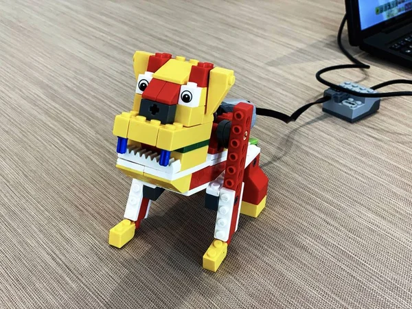 Robô cão feito de legos — Fotografia de Stock