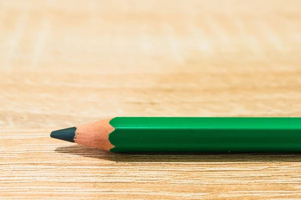 Een Close Shot Van Een Groen Potlood Een Houten Ondergrond — Stockfoto