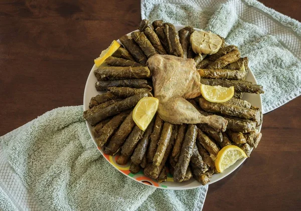 Overhead Shot Traditionell Arabisk Måltid Med Kycklingkött Serveras Med Citroner — Stockfoto